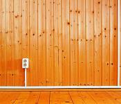 Прокладка электропроводки в деревянном доме: выбор кабеля, подключение автоматического выключателя и счётчика, монтаж розеток и светильников Электропроводка в деревянном доме из бру